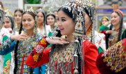 Женщинам в Туркменистане запретили осветлять волосы и наращивать ресницы - СМИ