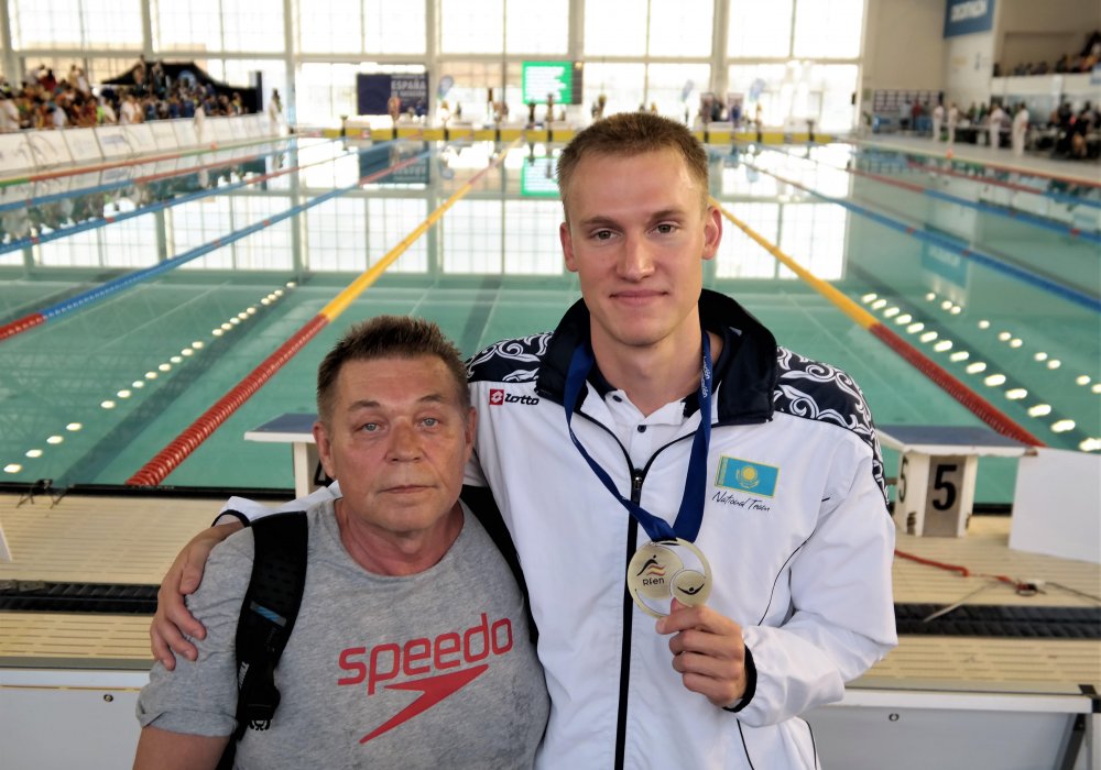 Дмитрий Баландин с личным тренером Алексеем Казаковым. Фото: olympic.kz 