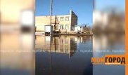 Житель ЗКО на лодке добирается до школы