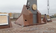 В Уральске выясняют причины падения плит с монумента