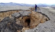 Огромный провал образовался на дороге в ВКО