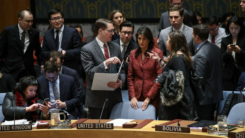 Постоянный представитель США при ООН Никки Хейли (в центре). © USA Today