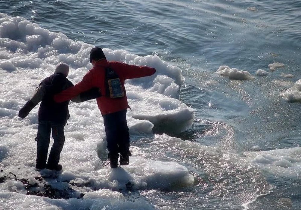 Троих детей унесло на льдине на середину Актюбинского водохранилища
