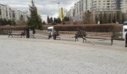 Вандалы разгромили скамейки возле "Байтерека" в Астане