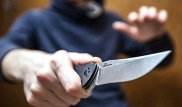 Мужчина кидался с ножом на прохожих на кладбище в Караганде