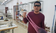 Ослепший астанчанин научился вязать, чтобы содержать детей