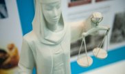 Возле дома судьи в Алматы прошло выездное заседание суда из-за спора с соседями