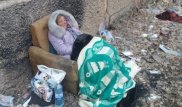 Женщина 3 дня сидела в кресле на улице: чиновники рассказали о ее прошлом