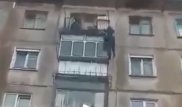 Мужчина упал с балкона 5-го этажа, убегая от полиции в Усть-Каменогорске