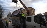 "Погибла девочка, повреждены машины и дома". В Москве борются с последствиями урагана