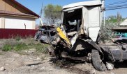 "Отказали тормоза". КамАЗ снес столбы, заборы и врезался в авто в Алматы