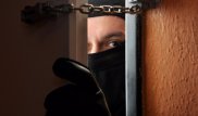 Грабители в масках ворвались в дом семьи с детьми в ЮКО