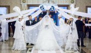 "Танымал адамдар, тікұшақ пен түйе". Қазақ тойындағы трендтер