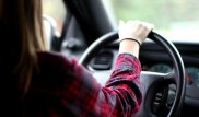 Девушка в машине с четырьмя людьми пыталась совершить самоубийство
