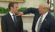 Трамп при журналистах стряхнул перхоть с плеча президента Франции