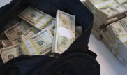 130 тысяч долларов вытащили из авто бизнесмена в Алматы