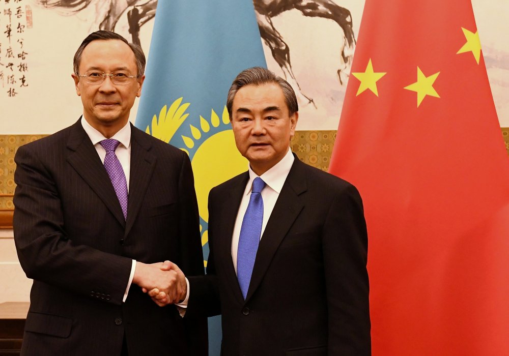 Кайрат Абдрахманов с министром иностранных дел Китая Ван И.
фото пресс-службы МИД РК