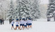 Российские школьницы вышли маршировать в юбках и балетках по снегу