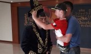 "Обнял моего сына как родного внука". Марадона надел казахский чапан