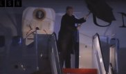 "Ловит сигналы КГБ": в Сети высмеяли Трампа, проигравшего схватку с зонтом