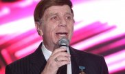 Первый исполнитель песни "Трус не играет в хоккей" скончался в США