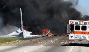 Военный самолет упал на автодорогу в США