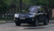 Gelandewagen на газоне и Lexus на тротуаре возмутили алматинцев