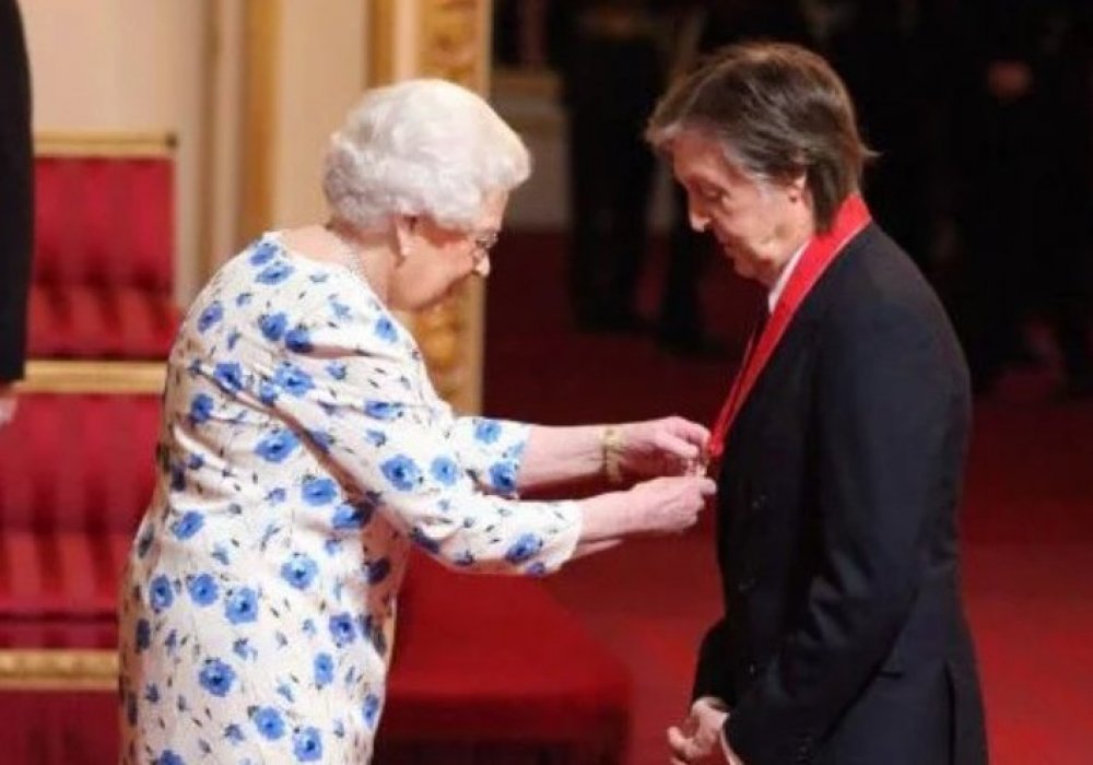 Елизавета II вручила Полу Маккартни орден за достижения в музыке
