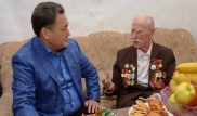 Аким Павлодарской области навестил ветерана войны Кузьму Чуйкина