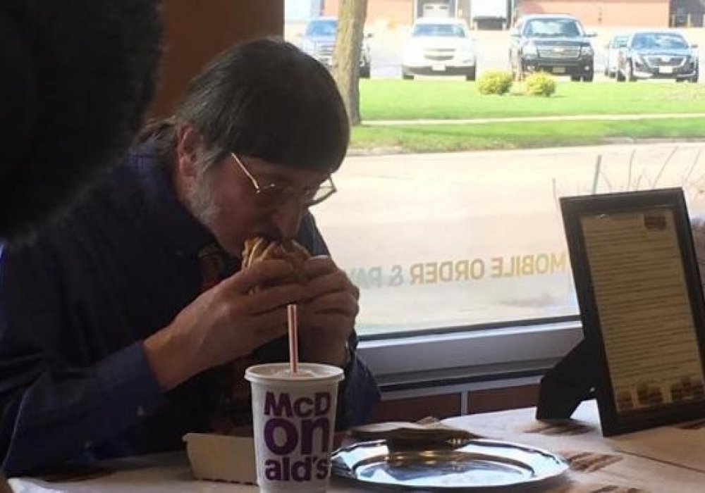 Человек, питавшийся гамбургерами 46 лет подряд, рассказал о своем самочувствии