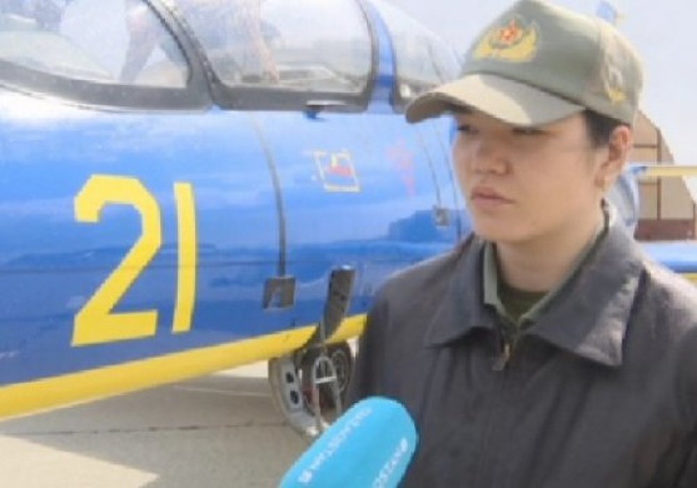 Единственная в Казахстане девушка-летчик рассказала, как управляет истребителем