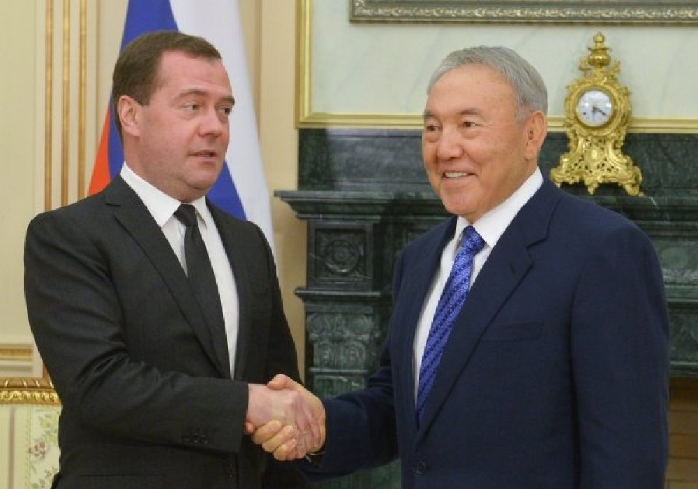 Назарбаев поздравил Медведева с назначением на пост премьера РФ