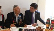 Байбек поздравил ветерана со 100-летним юбилеем