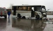 КамАЗ столкнулся с автобусом в Темиртау: кондуктор вылетела через лобовое стекло