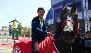 Абсолютному чемпиону марафона в Атырау подарили коня