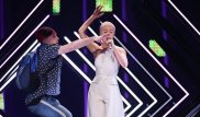 У британской участницы "Евровидения" отобрали микрофон на сцене
