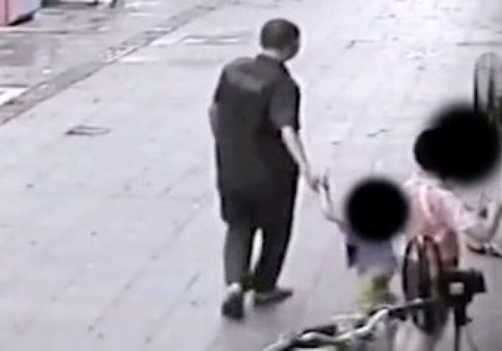 Торговец людьми пытался похитить малыша на глазах у его старшего брата