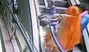 Женщина уронила ребенка с эскалатора, пытаясь сделать красивое селфи