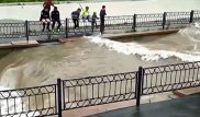 Опасные игры детей на переполненной Большой Алматинке попали на видео