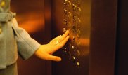 В лифте Актобе пытались задушить девушку