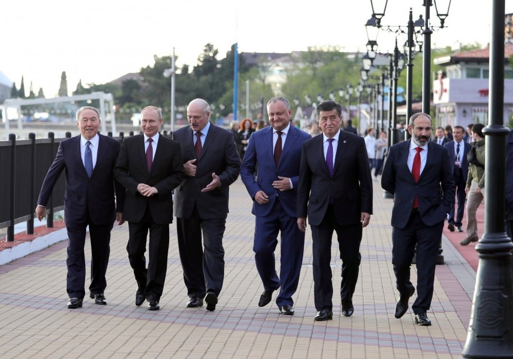 Неформальная прогулка Назарбаева и президентов по набережной попала на фото