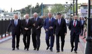 Неформальная прогулка Назарбаева и президентов по набережной попала на фото