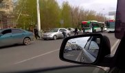 "Десятки летают, люди собирают". На улице в Астане рассыпали деньги