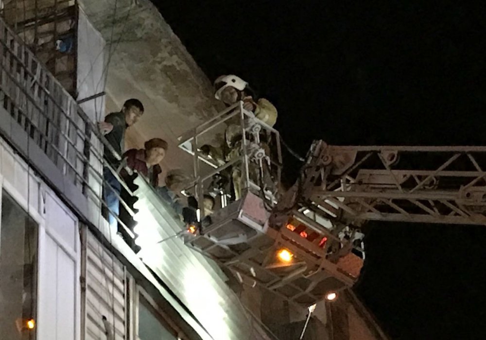 Пожарные вытащили 16 детей из горящего дома в Алматы