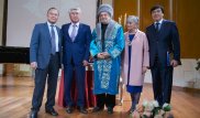 Мухамедиулы вручил орден "Достық" итальянскому сценографу Эцио Фриджерио