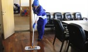 Уборщица накрыла камеру тряпкой и украла 1,5 миллиона тенге