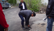 Аким Темиртау "оторвал" кусок асфальта с отремонтированной дороги