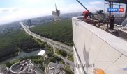 Падение 380-килограммового стекла с 47-го этажа здания в Москве сняли на видео