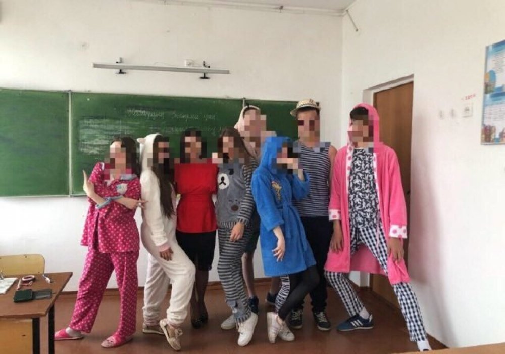 Костанайские выпускники пришли на уроки в пижамах