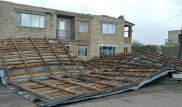Сильный ветер сорвал кровлю тубдиспансера и акимата в Атырауской области